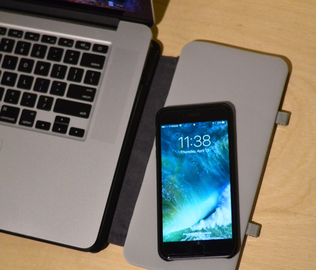  Wireless charging for compatible smartphones. 